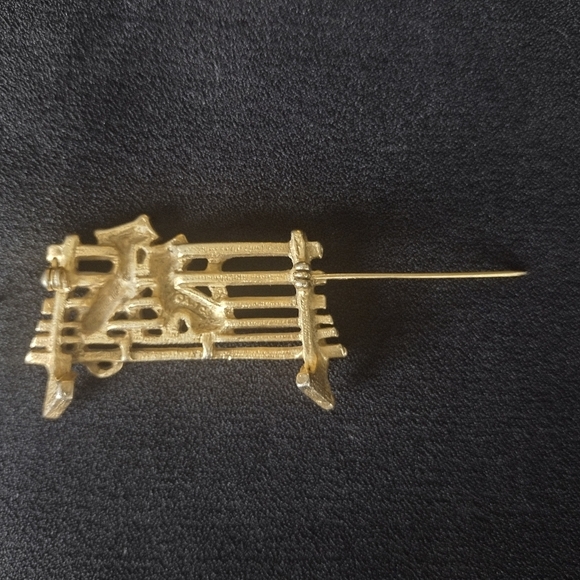 AJC signed Gold Cats on Bench Brooch - Picture 6 of 8
